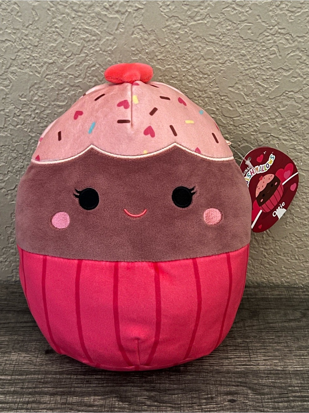 Squishmallow Ottie NWT 8" Valentines Cupcake